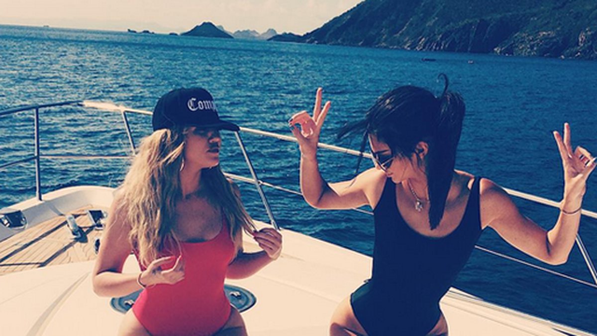 Khloe och Kendall har kul till havs.